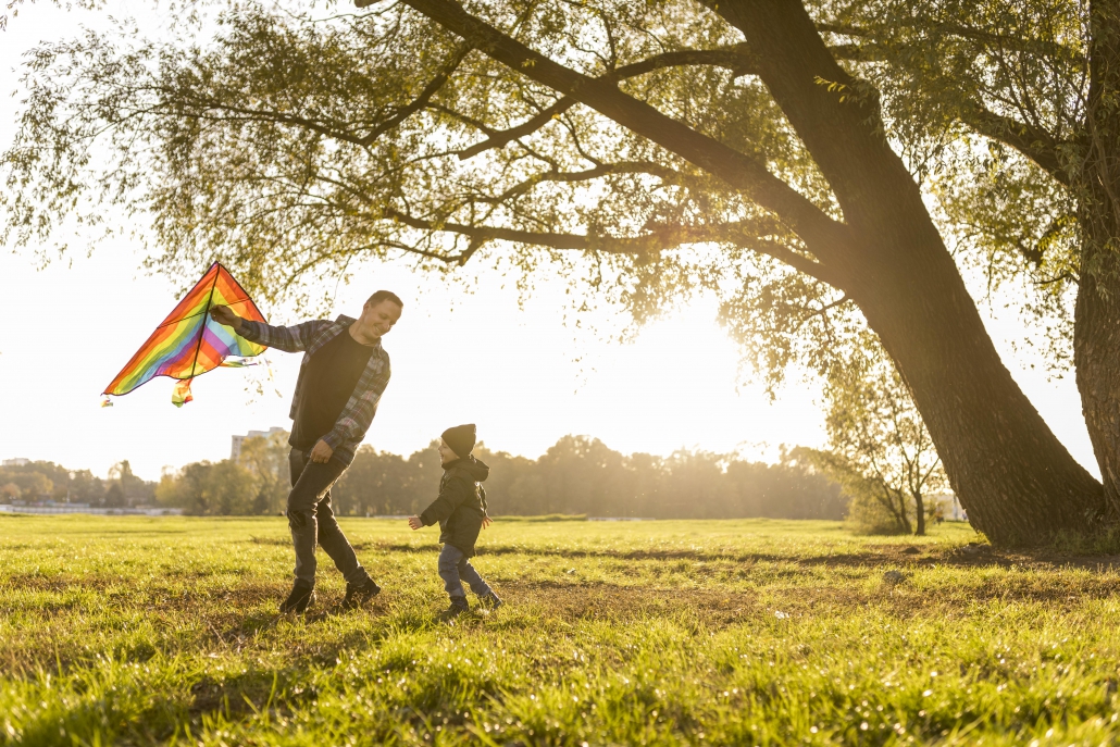 Padre che gioco con il figlio con l'aquilone